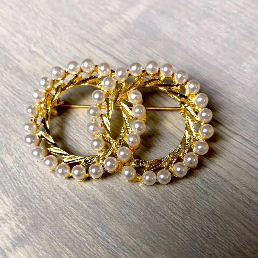Double wreath pearl brooch